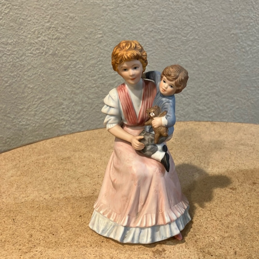 Mother/child statue.